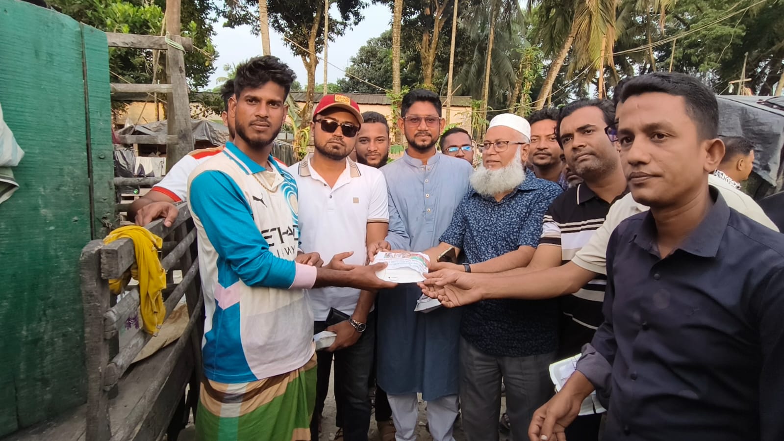 ভোলায় শহীদ রাষ্ট্রপতি জিয়াউর রহমানের শাহাদাত বার্ষিকী উপলক্ষে অসহায় মানুষের মাঝে খাবার ও উপহার বিতরণ