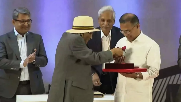 একুশে পদক তুলে দিলেন প্রধানমন্ত্রী তারেক রহমান