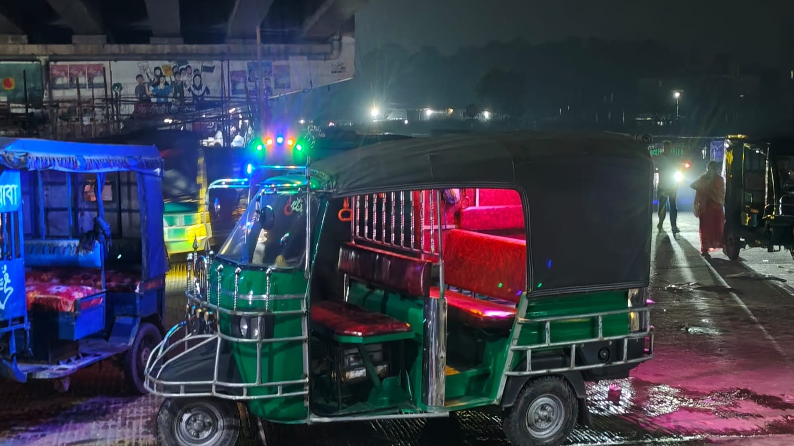 অবাধে চলছে অবৈধ গাড়ি ট্রাফিক সদস্যরা নিশ্চুপ।