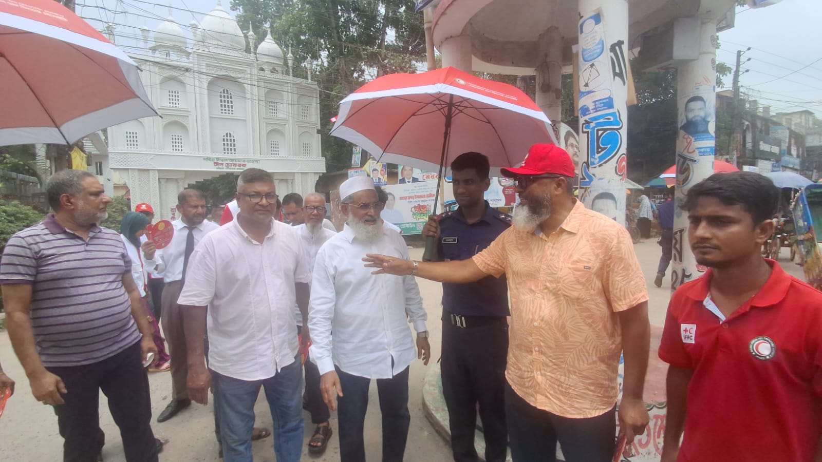 তীব্র গরমে অসহায় পথচারীদের পাশে রেড ক্রিসেন্ট, বিতরণ করা হলো ঠান্ডা পানি ও হাতপাখা