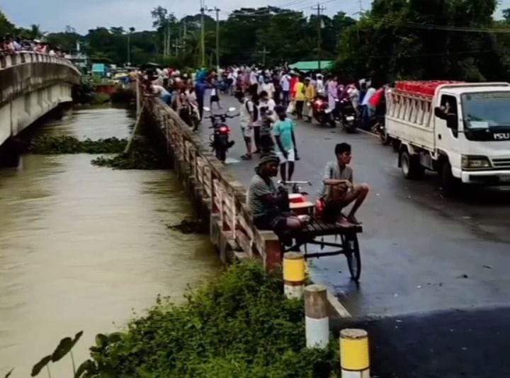 সাতকানিয়ায় বন্যা পরিস্থিতির উন্নতি, পানি কমে স্পষ্ট হচ্ছে ক্ষতচিহ্ন সড়ক।