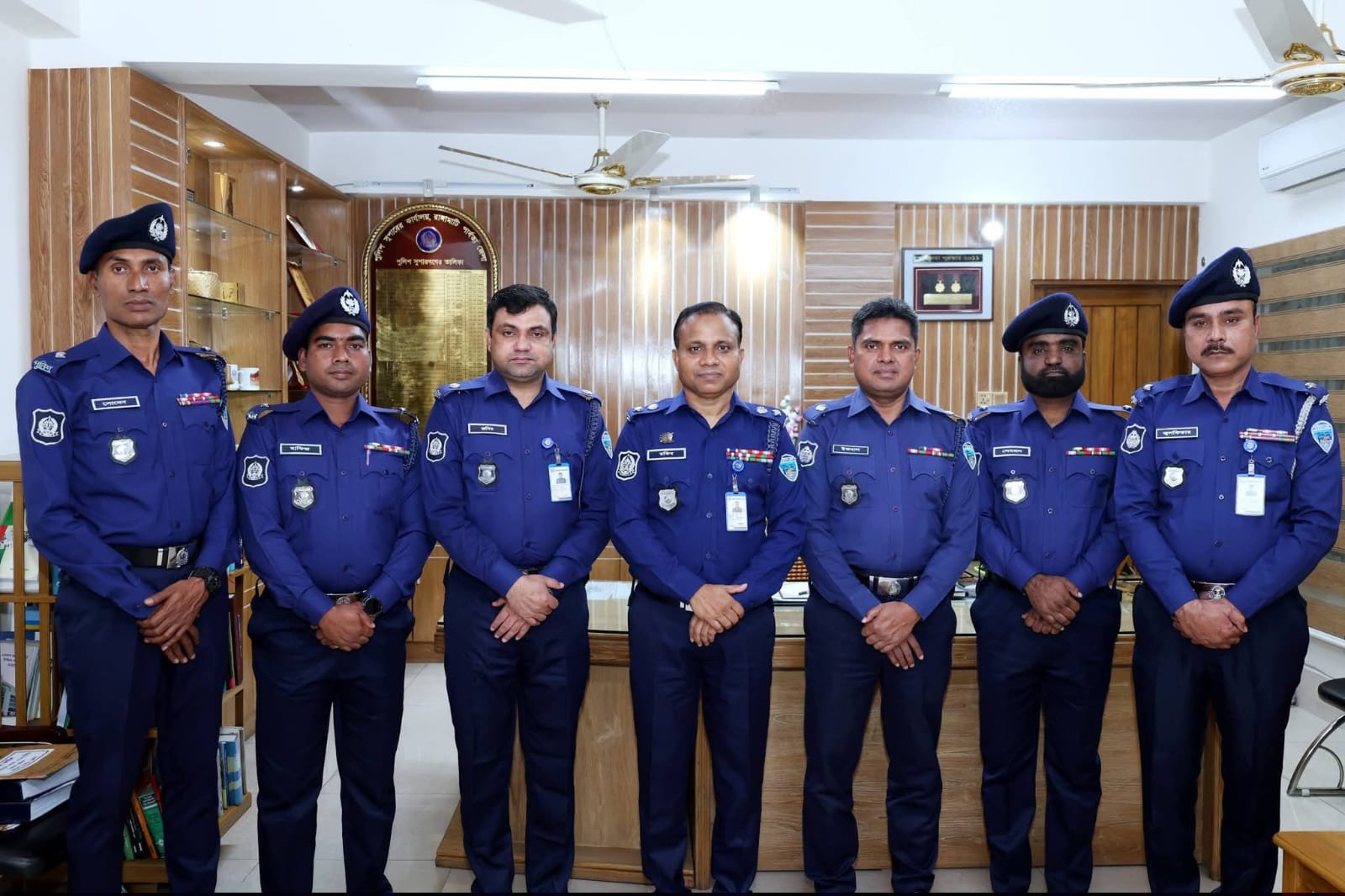 রাঙ্গামাটিতে পদোন্নতিপ্রাপ্ত ৫ পুলিশ কর্মকর্তাকে র‍্যাংক ব্যাজ পরিয়ে দিলেন পুলিশ সুপার