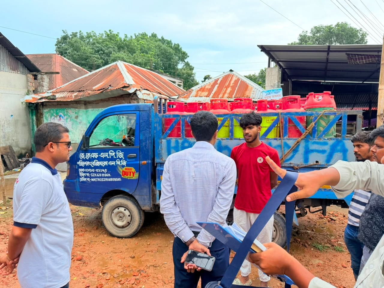 রাজবাড়ীতে অবৈধ ৩৫টি ওমেরা সিলিন্ডার উদ্ধার, মূলহোতাকে জরিমানা ও কারাদণ্ড।