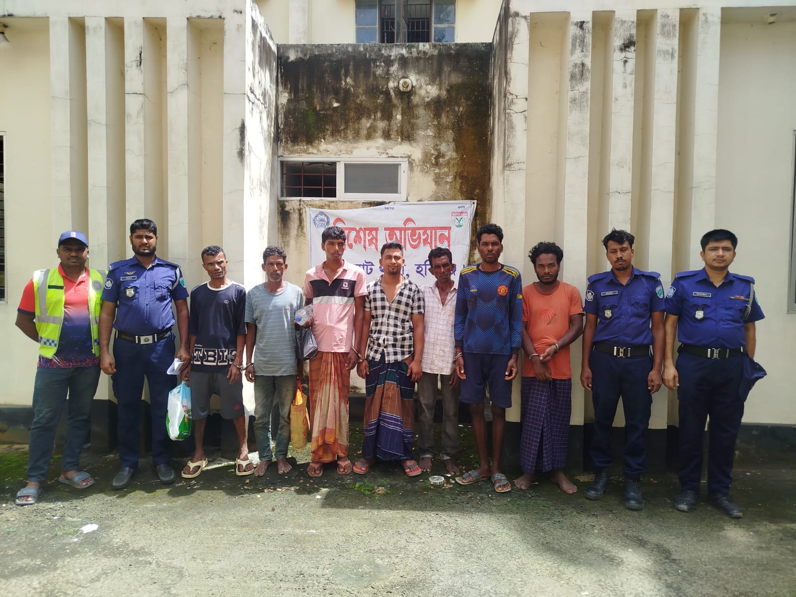 চুনারুঘাটে পুলিশের অভিযানে সাজাপ্রাপ্তসহ ৪ আসামি গ্রেফতার, র‌্যাবের হাতে ৫০ কেজি গাঁজাসহ আটক ৩