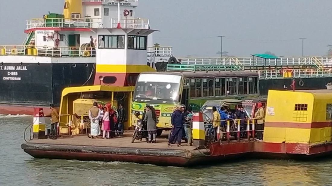 নদীভাঙনে কাউখালী–আমরাজুড়ি ফেরি পারাপার বন্ধ