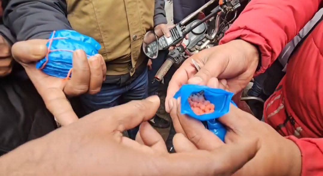 পঞ্চগড় ন্যাশনাল ব্যাংকের সামনে অভিযান চালিয়ে একজন মাদক বিক্রেতা আটক