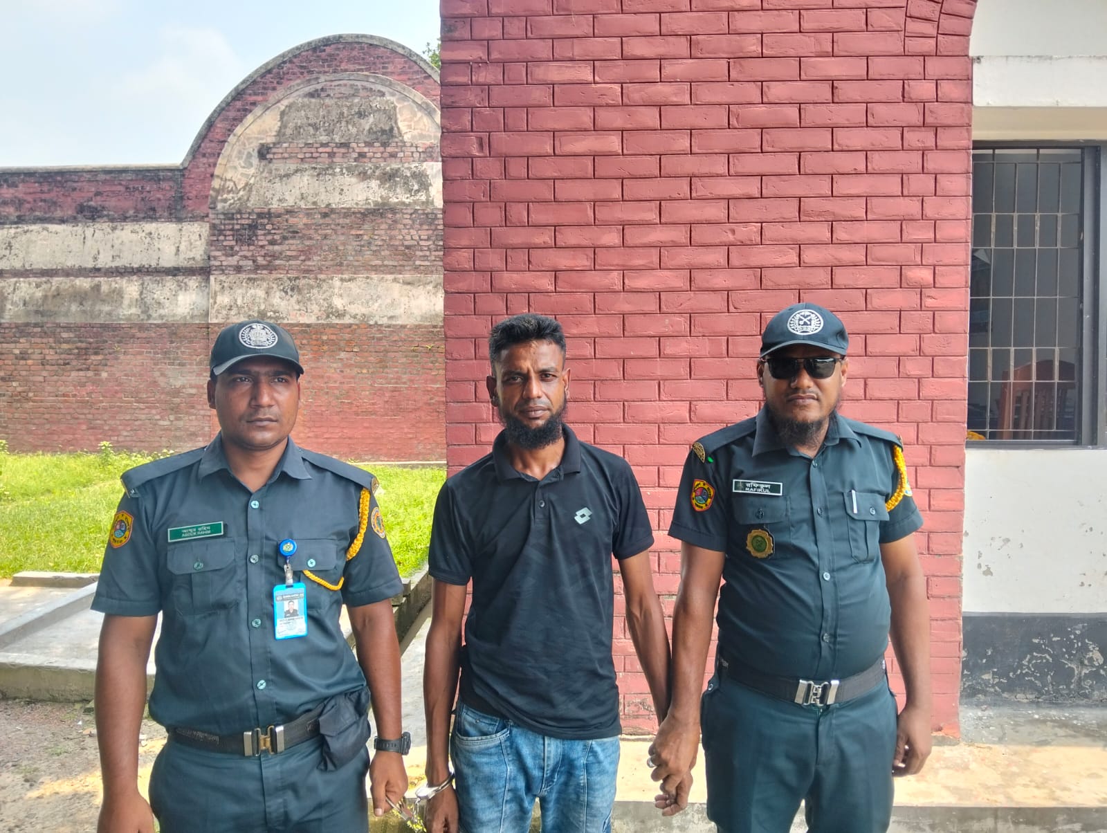 কারাবন্দী স্ত্রীকে দেখতে এসে গাঁজাসহ আটক, স্বামীর ৪ মাসের কারাদণ্ড