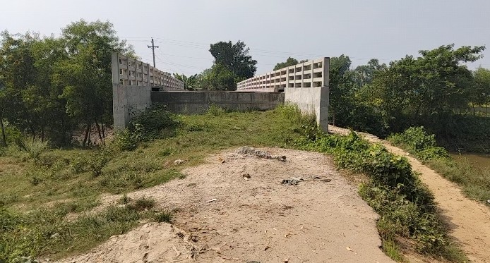 কসবায় তিন কোটি টাকার সেতুর সংযোগ সড়ক না থাকায় দুর্ভোগে এলাকাবাসী