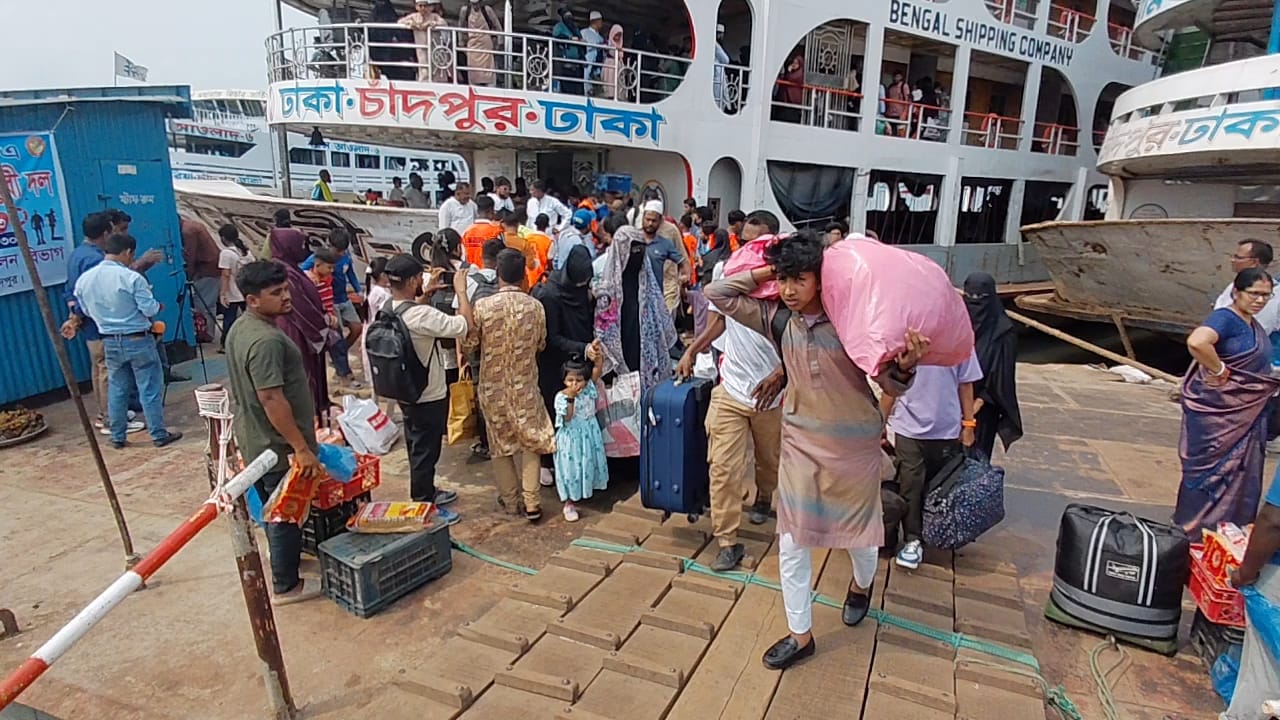 নির্মাণকাজ শেষ না হওয়ায় চাঁদপুর লঞ্চঘাটে ঈদ যাত্রায় যাত্রীদের ভোগান্তি