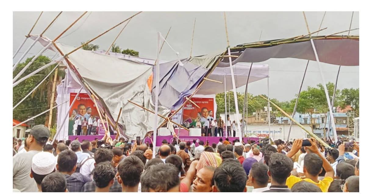 প্রধানমন্ত্রী আসার আগেই ভেঙে পড়ল প্যান্ডেল প্রধানমন্ত্রী আসার আগেই ভেঙে পড়ল প্যান্ডেল