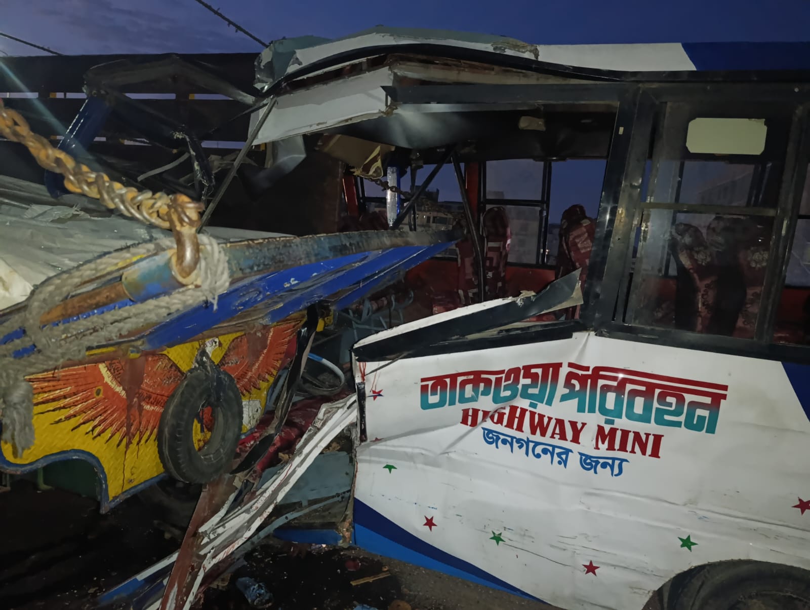 গাজীপুর কোনাবাড়িতে  বাস-ট্রাক সংঘর্ষে নিহত ৩, আহত ২০