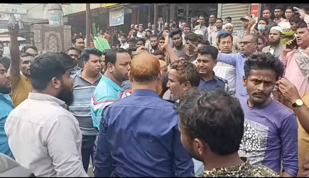 চাঁদাবাজির প্রতিবাদে সড়ক অবরোধ করে  সিএনজি চালকদের বিক্ষোভ