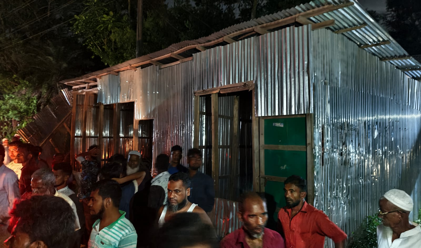 দখলের খবর প্রকাশের পর ঘটনাস্থলে এমপি শাহজাহান, উচ্ছেদ করা হলো দলীয় কার্যালয়ের ঘর দখলের খবর প্রকাশের পর ঘটনাস্থলে এমপি শাহজাহান, উচ্ছেদ করা হলো দলীয় কার্যালয়ের ঘর