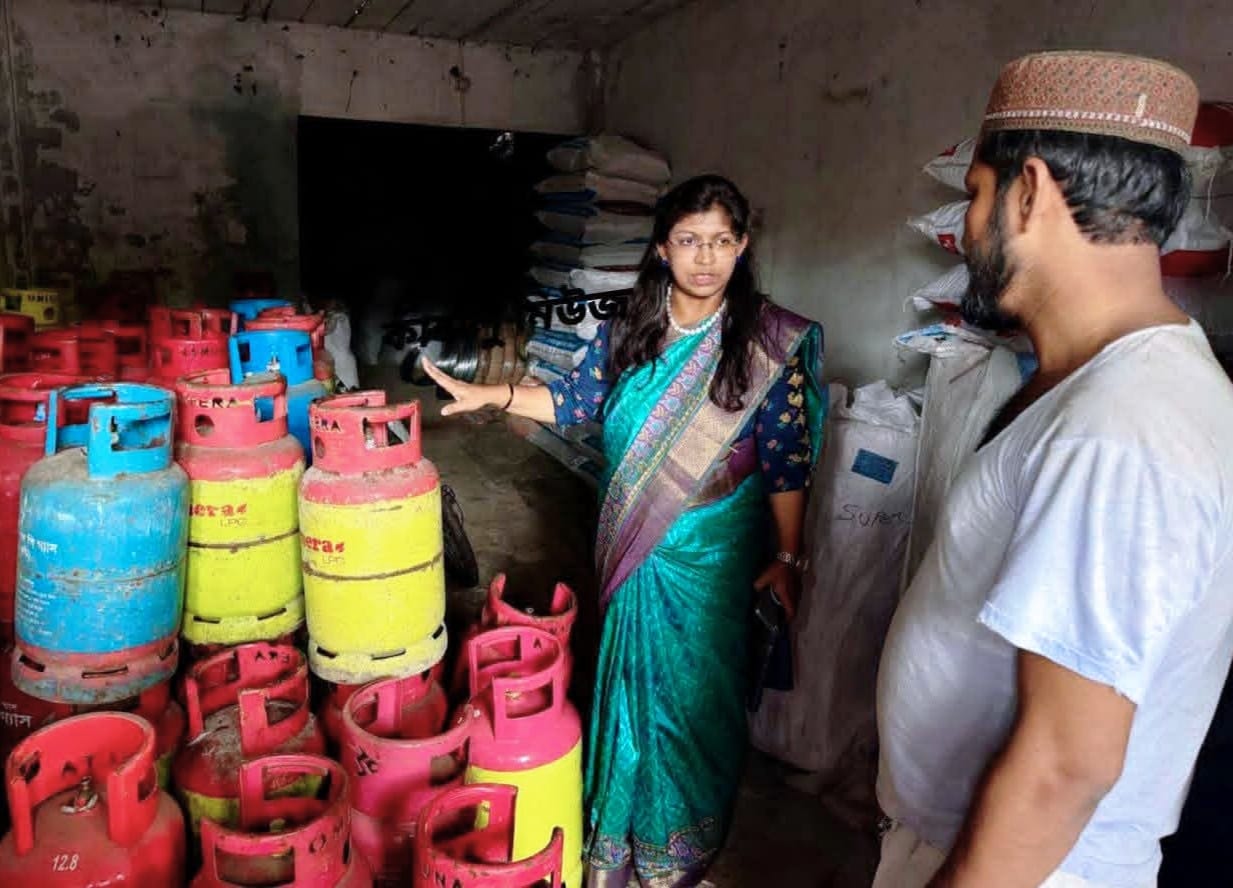 কাহালু বাজারে এলপিজির নির্ধারিত মূল্য নিশ্চিত করতে ইউএনওর অভিযান, দুই প্রতিষ্ঠানকে জরিমানা