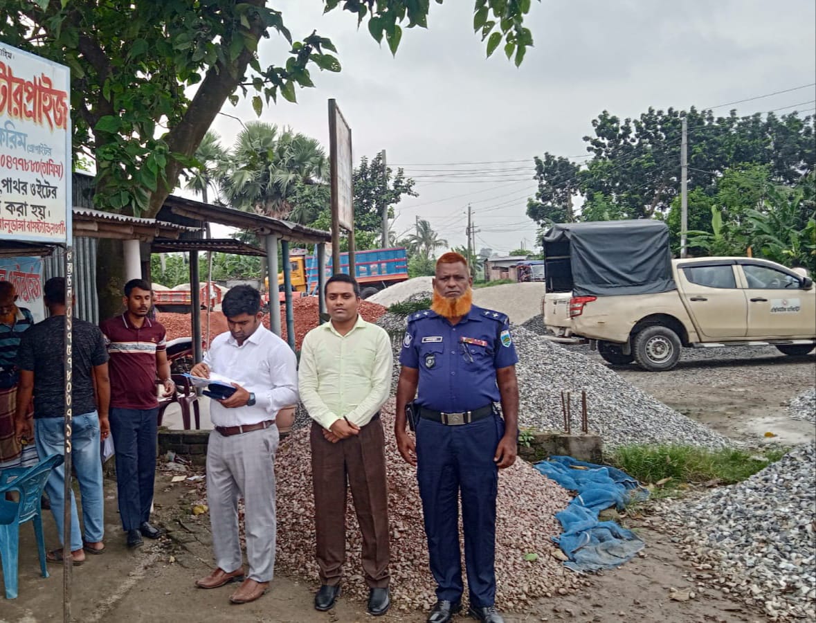 নওগাঁয় বায়ুদূষণ রোধে মোবাইল কোর্ট, দুই প্রতিষ্ঠানকে জরিমানা