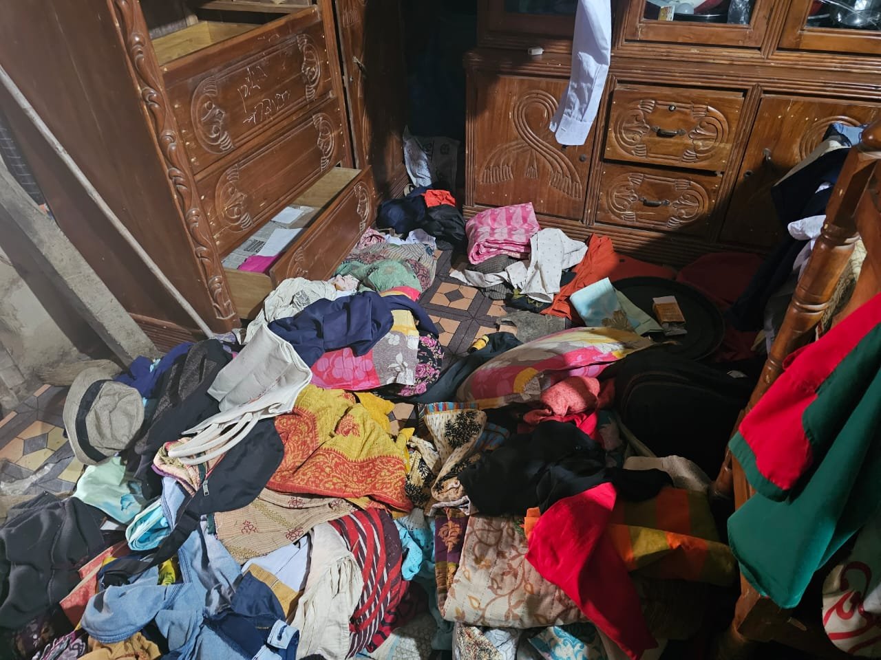 শ্রীপুরে একই রাতে পাশাপাশির দুই বাড়িতে দুর্ধর্ষ চুরি