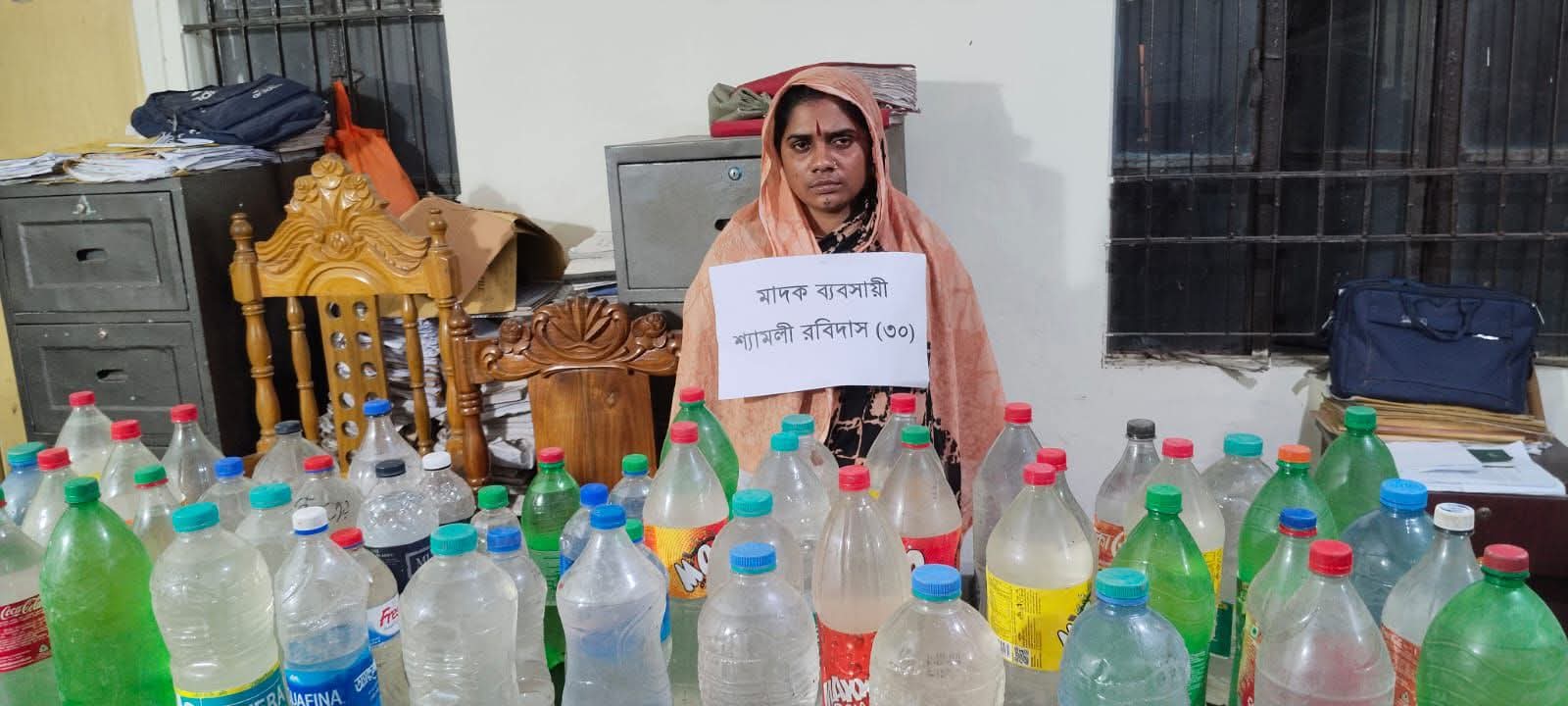 মাদকের বিরুদ্ধে পুলিশের অভিযান: শ্রীপুরে চোলাই মদসহ নারী আটক