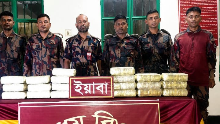 উখিয়া সীমান্তে বিজিবি’র অভিযানে ৬ কোটি টাকা মুল্যমানের ২ লাখ পিস বার্মিজ ইয়াবা উদ্ধার