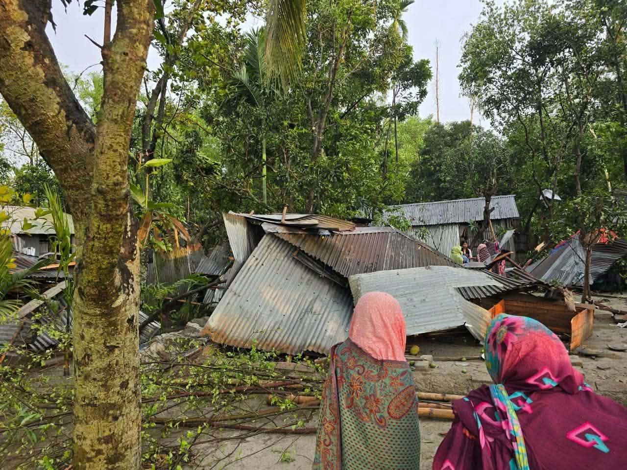 কালবৈশাখীর তাণ্ডবে গাইবান্ধা: ঘরবাড়ি বিধ্বস্ত, প্রাণহানি, খোলা আকাশের নিচে মানুষ