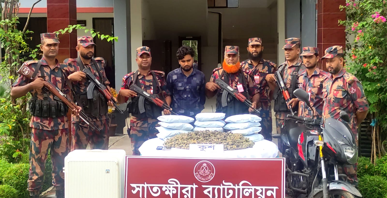 সাতক্ষীরায় ৬ কোটি টাকার ‘কুশ’ মাদক ও মোটরসাইকেলসহ আটক ১