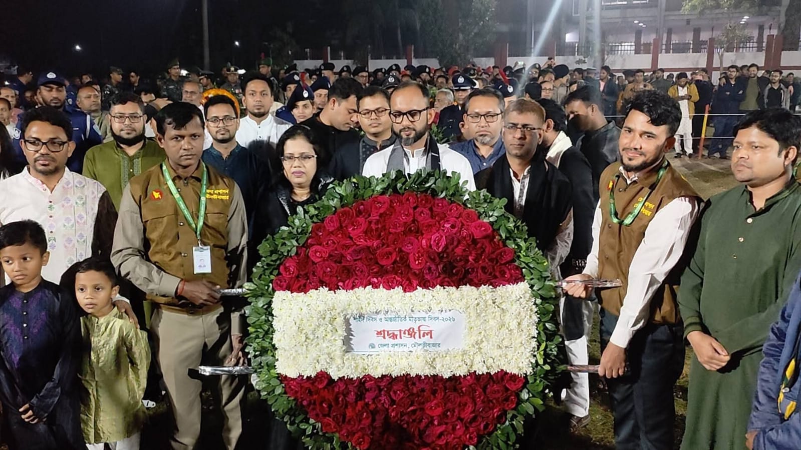 মৌলভীবাজার শহীদ মিনারে শ্রদ্ধা জানাতে হাজারো মানুষের ঢল