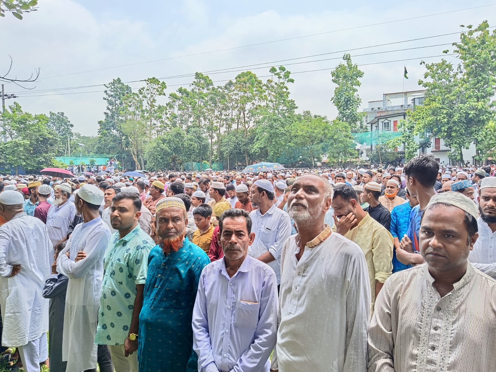 হাজারো মানুষের অশ্রুসিক্ত বিদায়, পাশাপাশি দাফন দুই ভাই-বোনের
