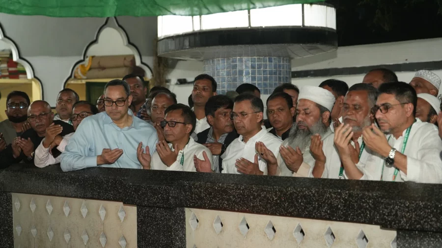 সিলেটে পৌঁছেই হযরত শাহজালাল (র.) এর মাজার জিয়ারতে তারেক রহমান