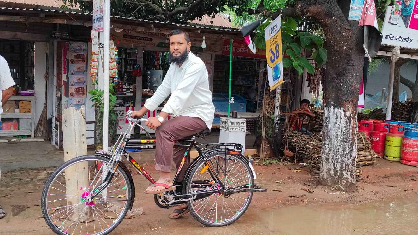 তেল সংকটে পথ বদল, সাইকেলেই স্বস্তি খুঁজে পেলেন ব্যবসায়ী