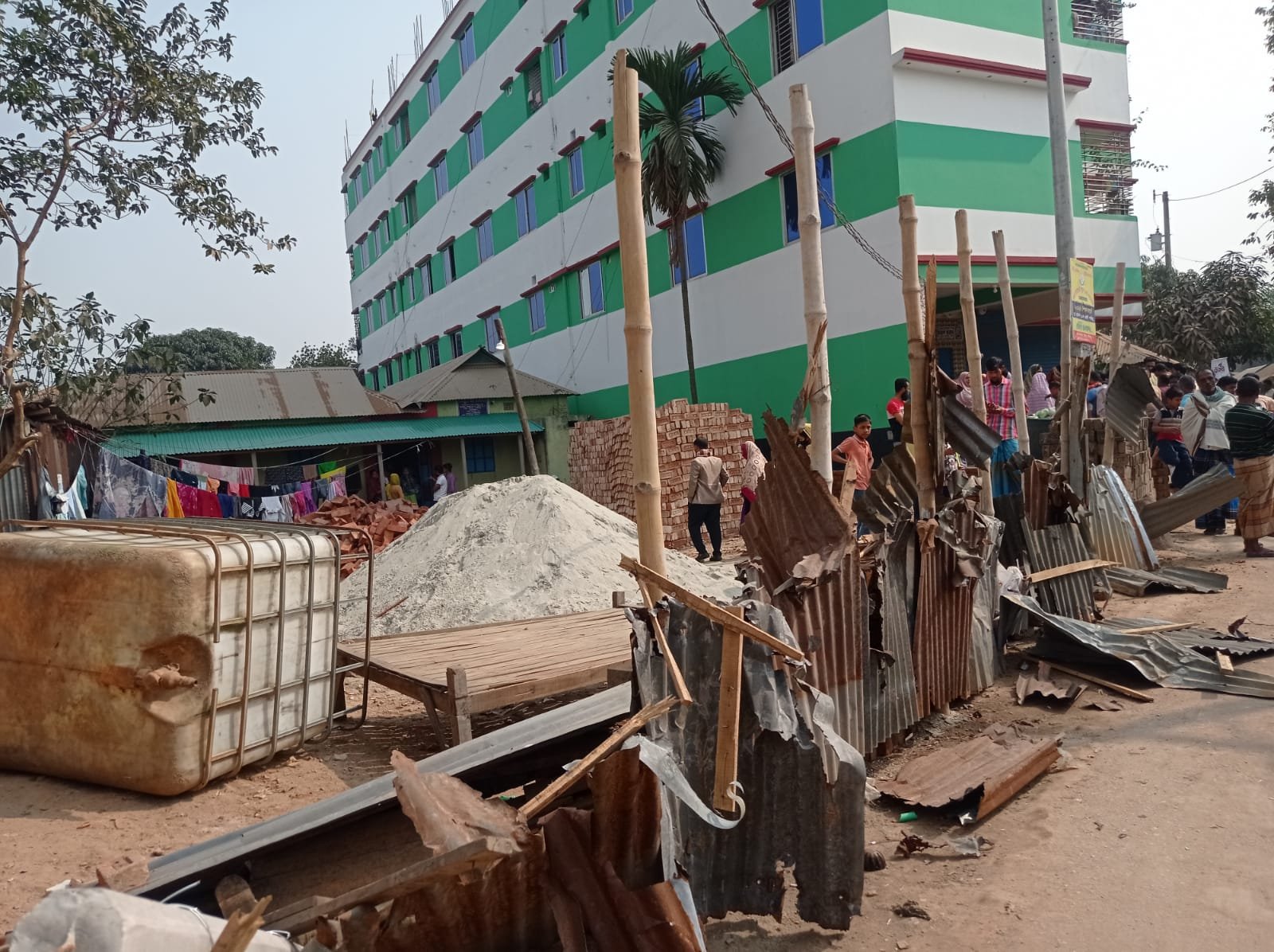 শ্রীপুরে জমি বিরোধে মধ্যরাতে হামলা: বাপ–ছেলেসহ তিনজন গুরুতর আহত