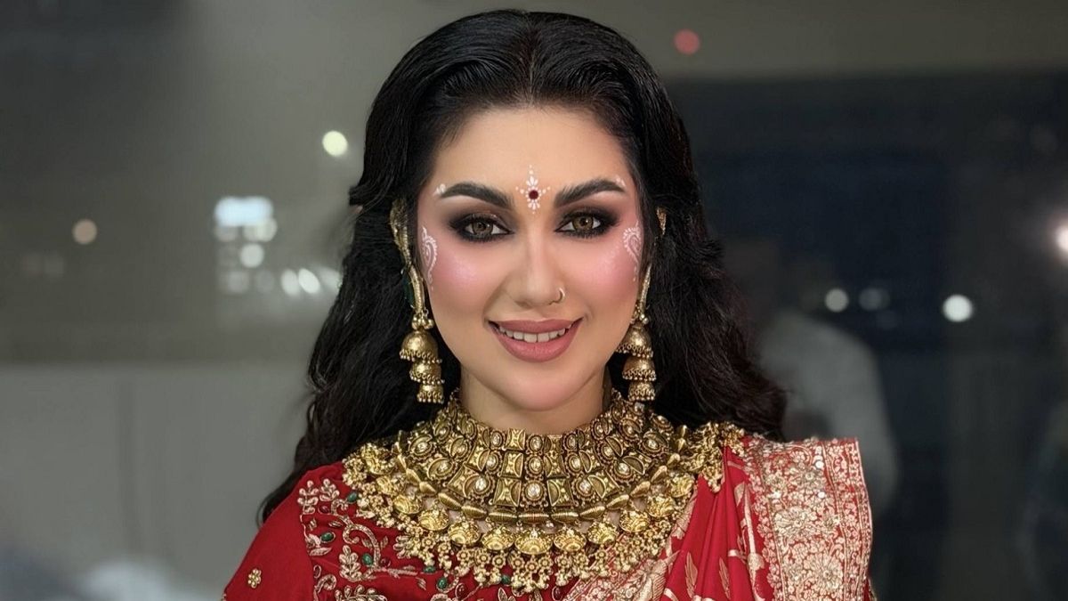  বেহুলা লুকে নেট দুনিয়ায় ঝড় তুললেন অপু।