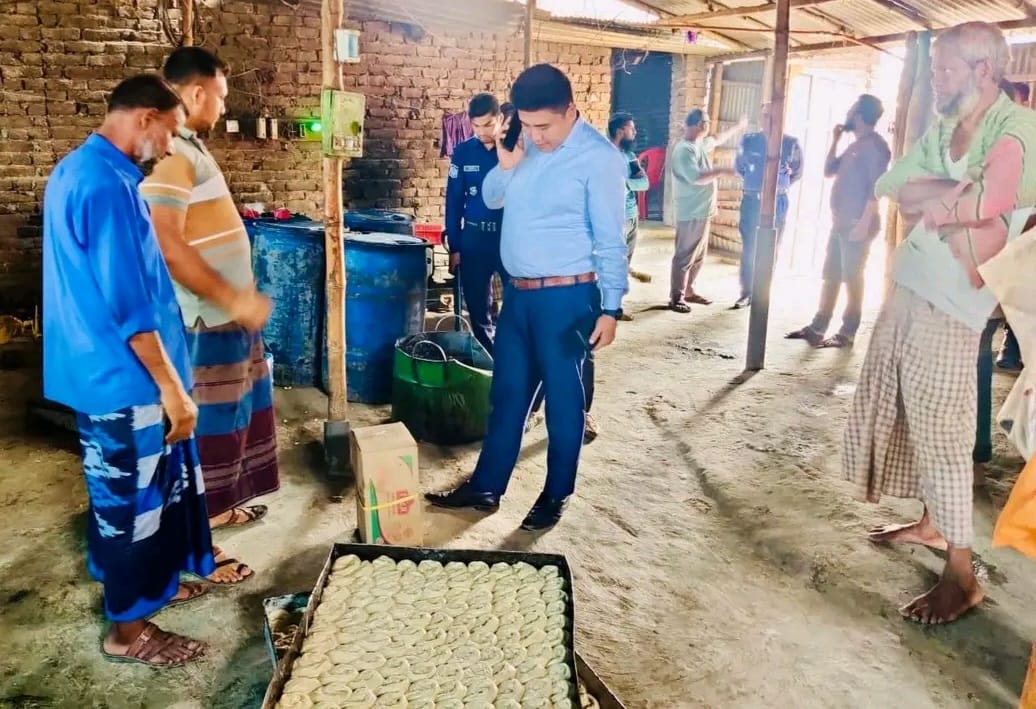অস্বাস্থ্যকর পরিবেশে সেমাই তৈরি হিলিতে দুই কারখানাকে ২৫ হাজার টাকা জরিমানা