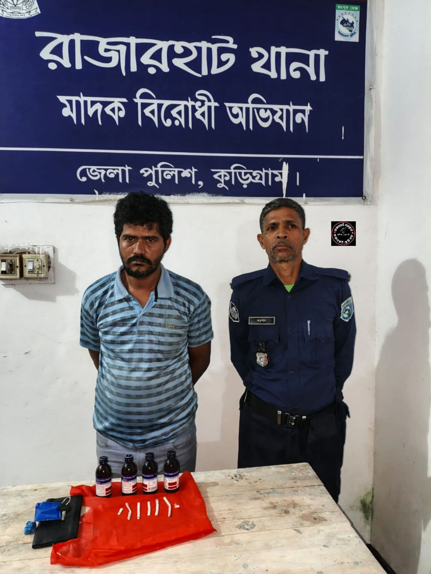 রাজারহাটে ইয়াবা ও এসকাফসহ মাদক ব্যবসায়ী আটক, মোটরসাইকেল জব্দ