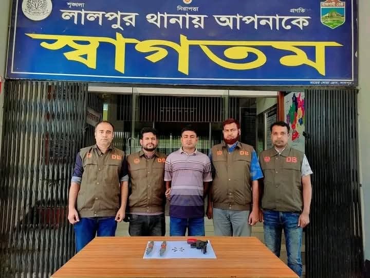 লালপুর থানায় দিনাজপুর ডিবি পুলিশের বিশেষ অভিযান: অস্ত্র-গুলিসহ প্রতারক চক্রের সদস্য গ্রেফতার, পলাতক ১ জন।