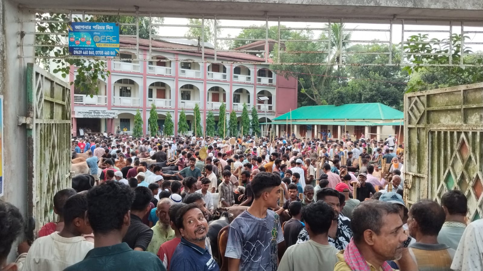 সমেশপুর হাটে জমজমাট বেচাকেনা, ক্রেতা সংকটে বিক্রেতাদের হতাশা