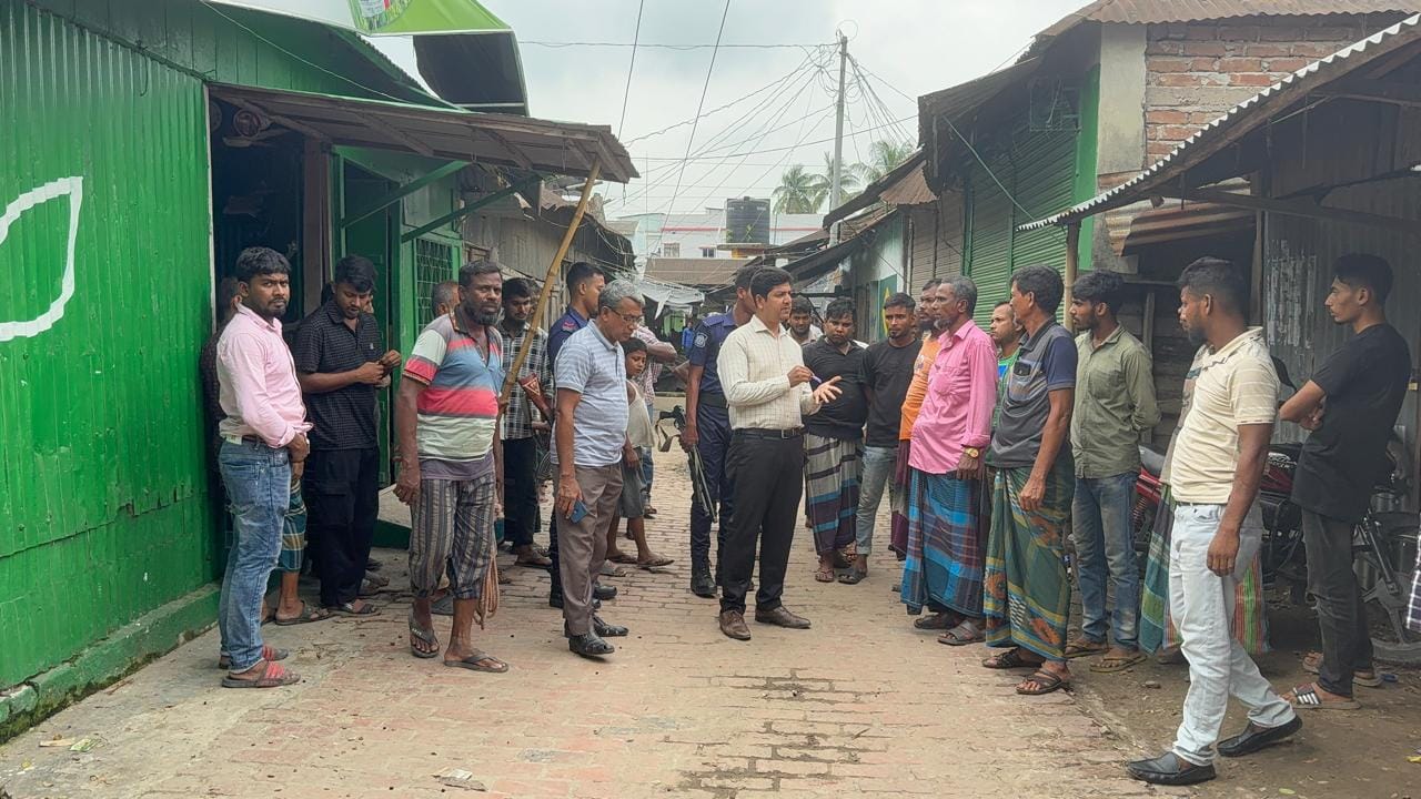 প্রতি বস্তায় অতিরিক্ত ৬৫০ থেকে ৮৫০ টাকা আদায়: শত্রুজিতপুরে সারের অতিরিক্ত মূল্য নেওয়ায় ডিলারকে ১ লাখ টাকা জরিমানা