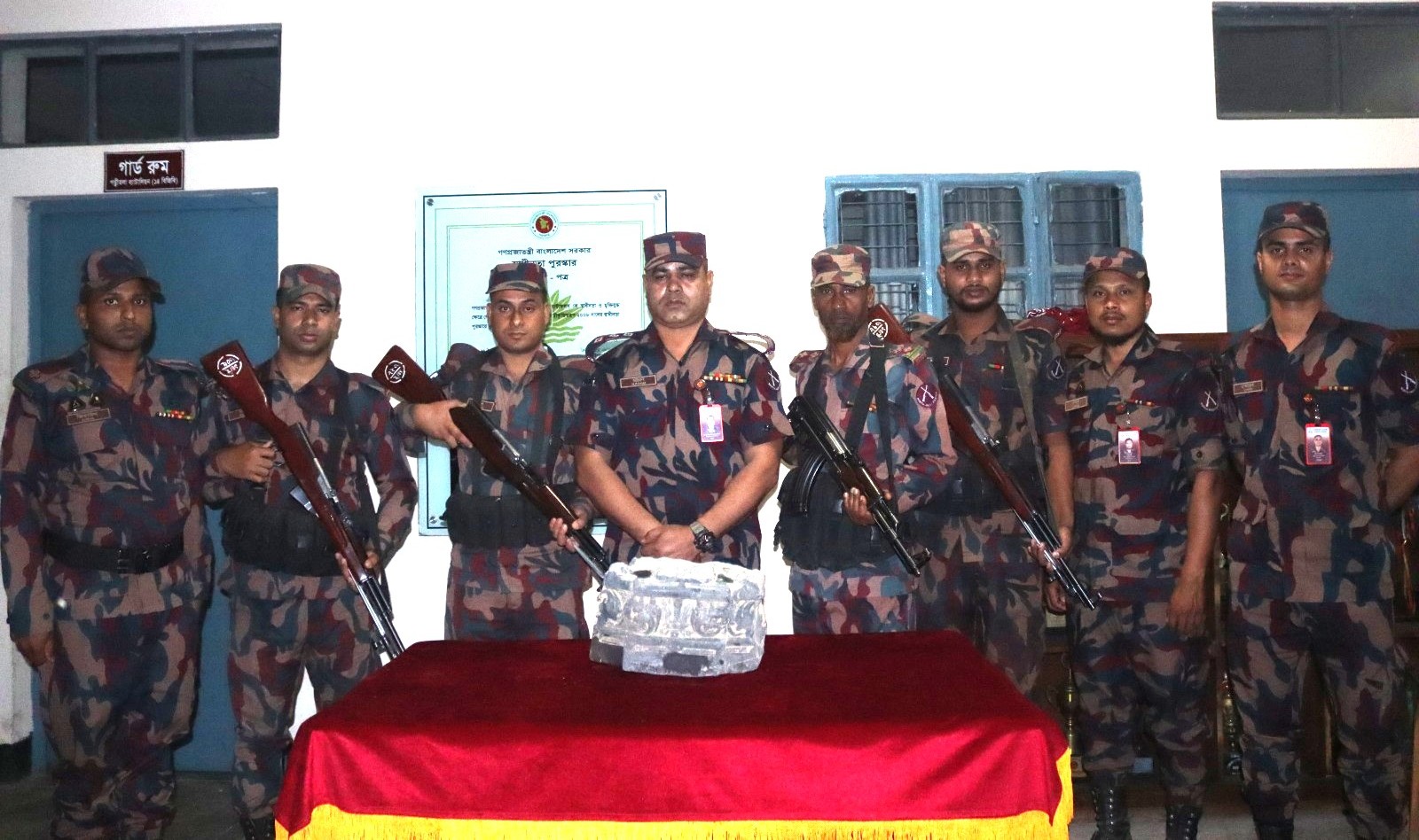 নওগাঁর পত্নীতলা সীমান্ত এলাকা থেকে দুষ্প্রাপ্য কষ্টি পাথরের ভাঙা বেদী উদ্ধার