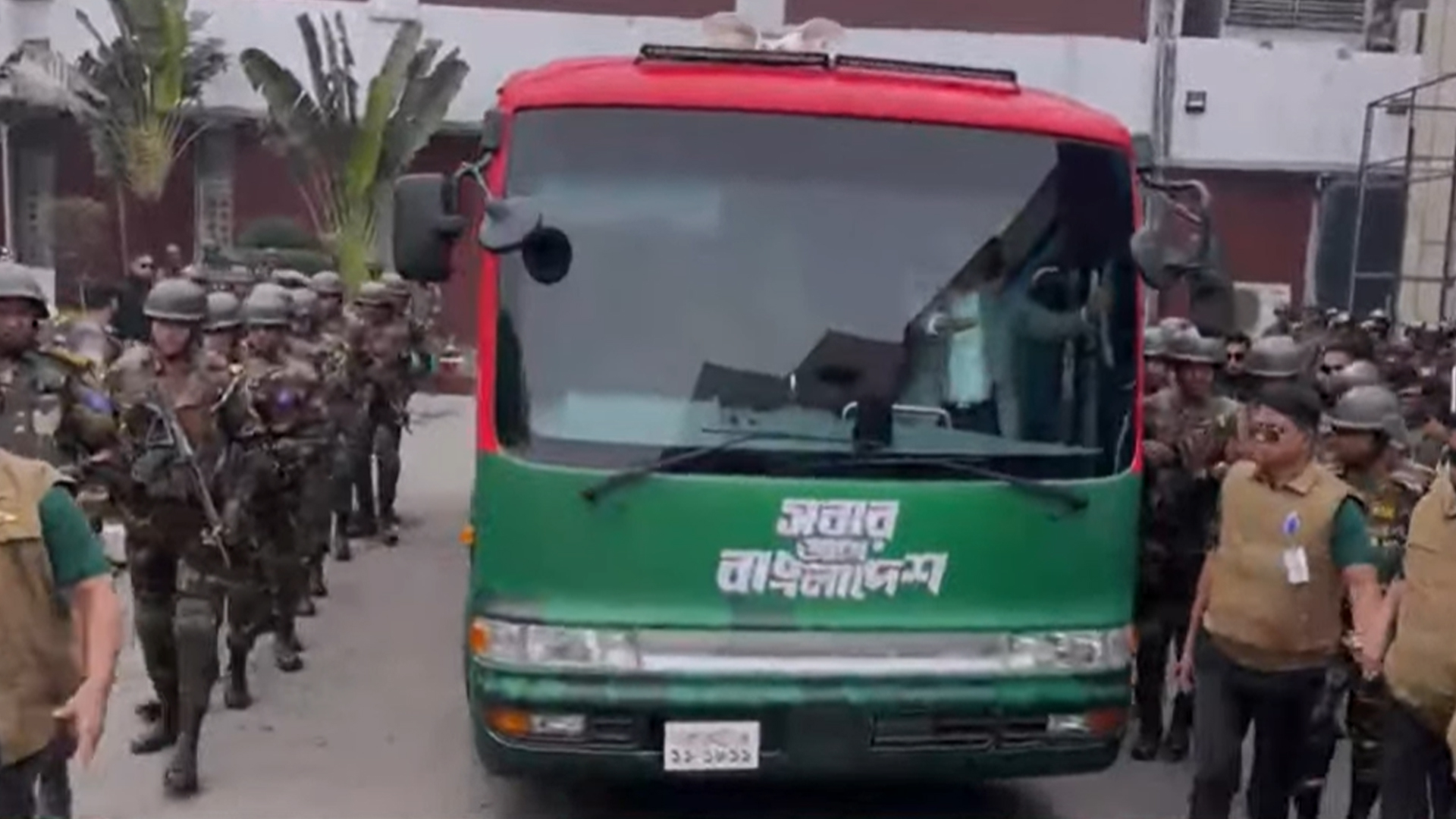 বাসে উঠে সমাবেশস্থলে যাচ্ছেন তারেক রহমান