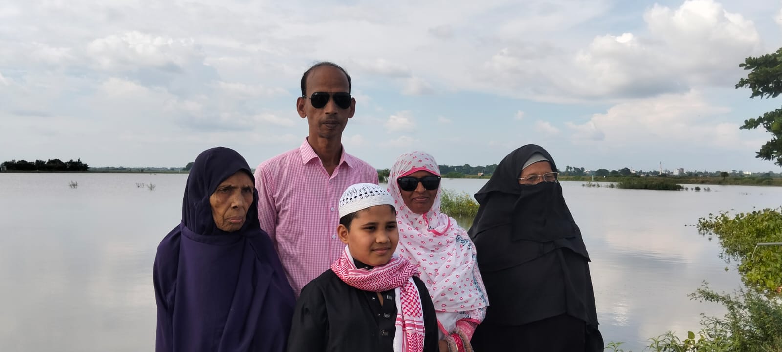 ডালপা বিলে দর্শনার্থীদের ভিড়।