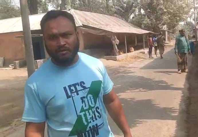 হিলিতে সড়ক কার্পেটিং কাজের তথ্য নিতে গিয়ে সাংবাদিক লাঞ্ছিত