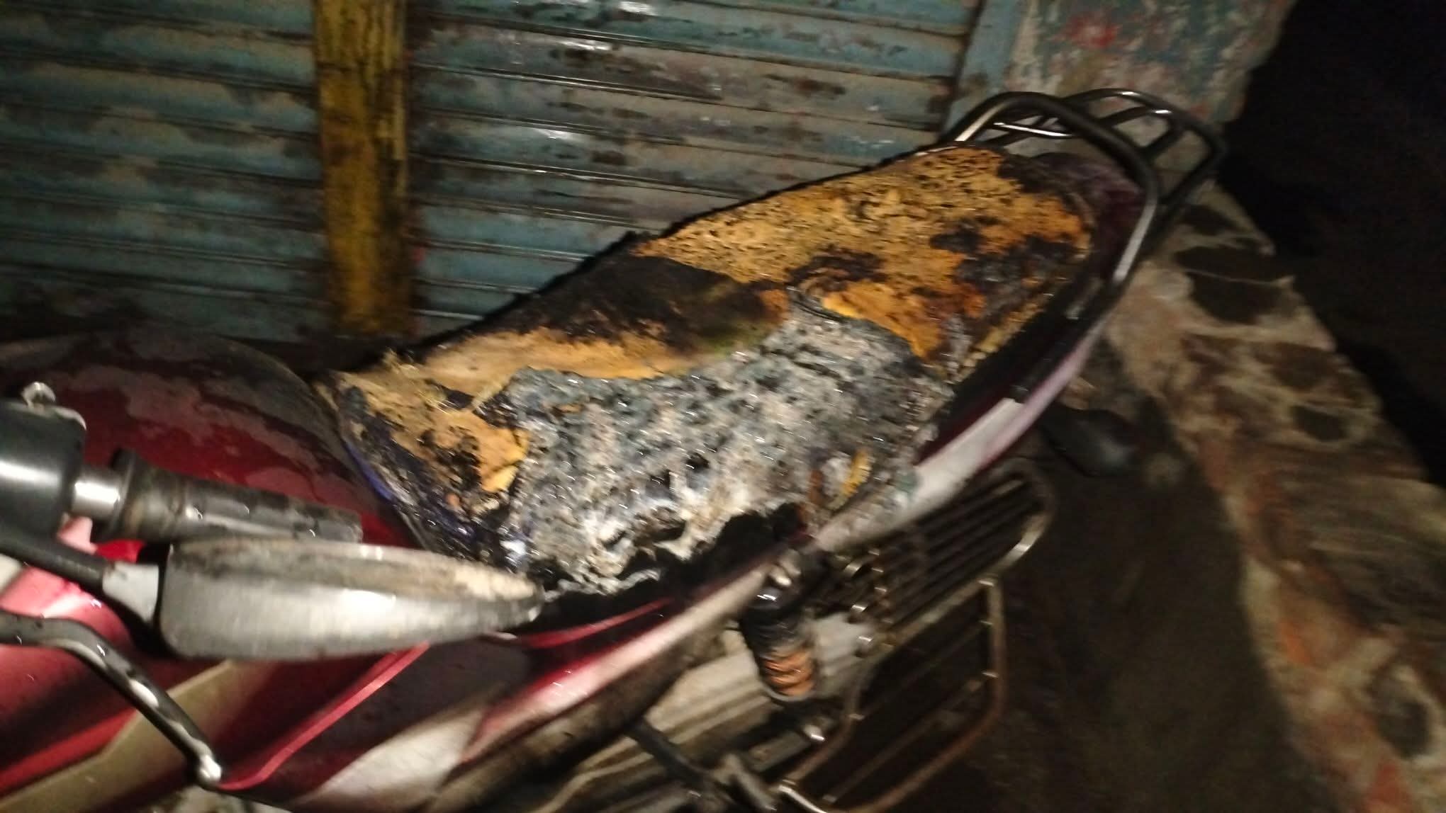 সিমেন্ট ব্যবসায়ী মোটরসাইকেল আগুন ধরিয়ে দিয়েছে দূর্বৃত্তরা
