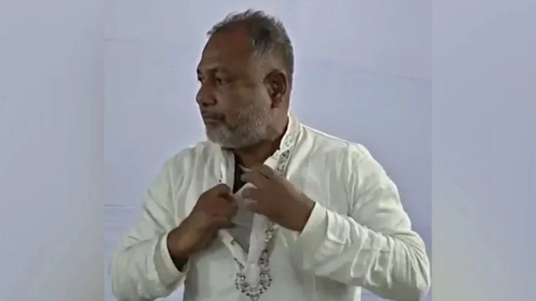 গোপালগঞ্জে পাঞ্জাবীর বোতাম খুলে বুলেটপ্রুফ জ্যাকেট প্রদর্শন করলেন বিএনপি প্রার্থী