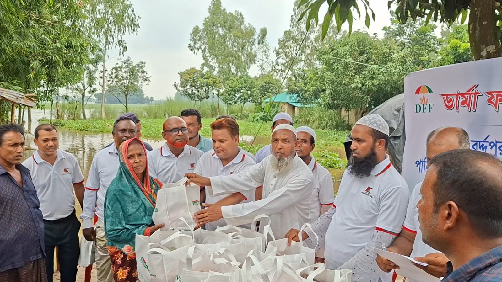 নওগাঁর মান্দায় পানিবন্দি ২৫০ পরিবারের মাঝে ডার্মা ফ্যামিলি ফাউন্ডেশনের ত্রাণ বিতরণ