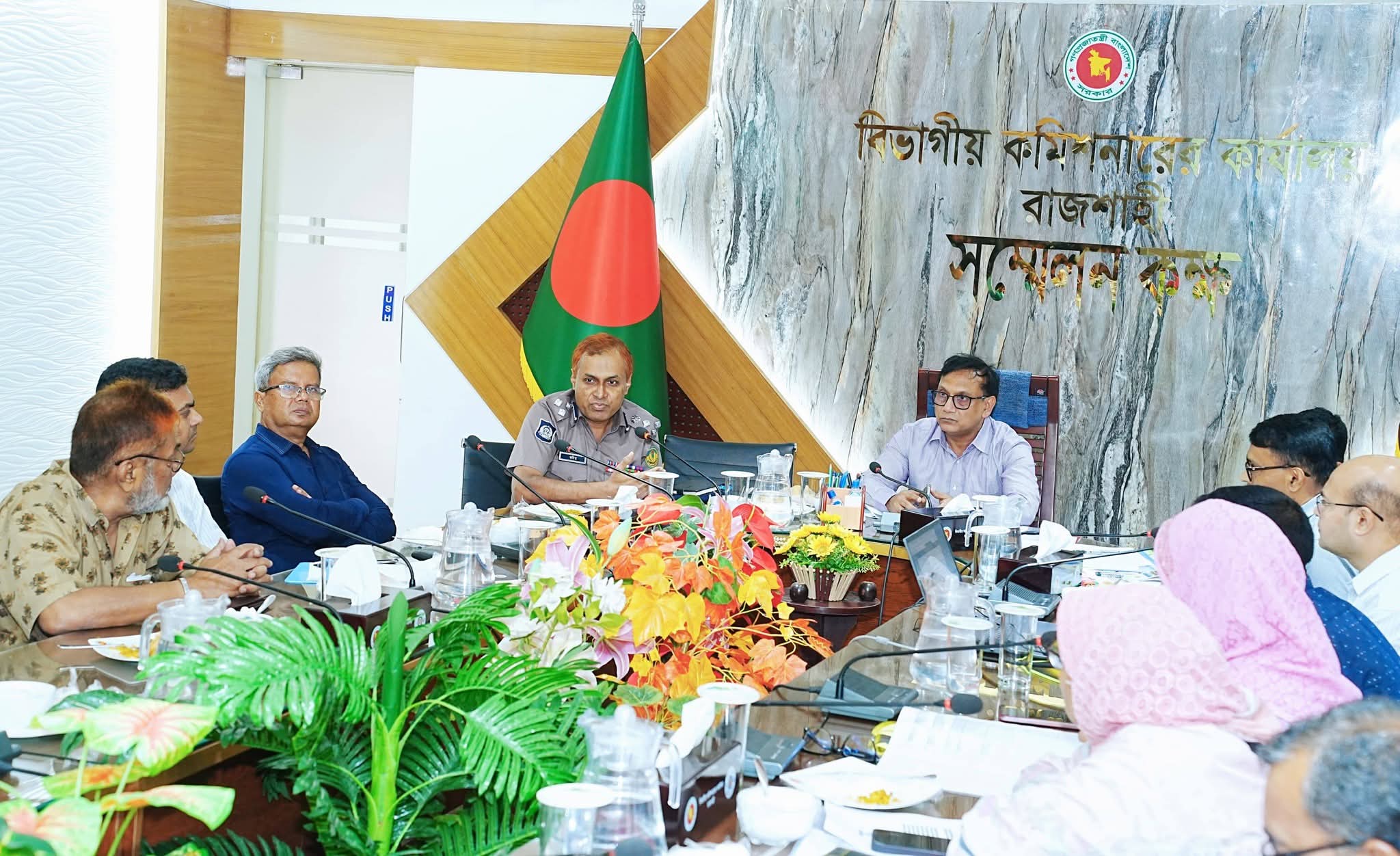 রাজশাহী বিভাগীয় কমিশনারের কার্যালয়ে আম বিপণন সংক্রান্ত সভায় আরএমপি পুলিশ কমিশনারের অংশগ্রহণ