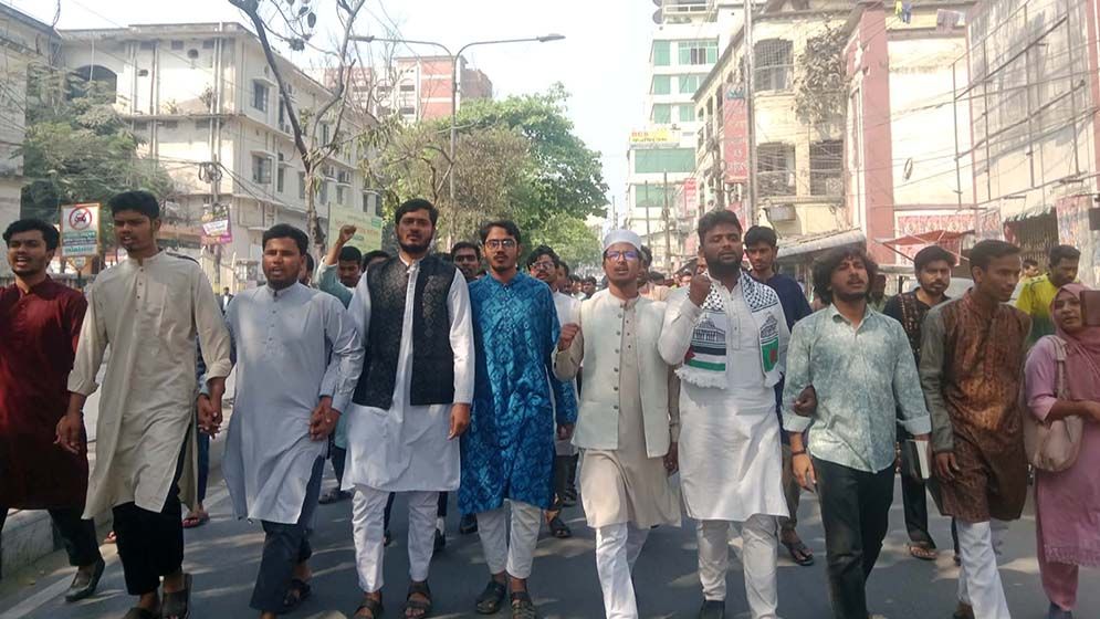 ধর্ষণের বিচার চাওয়ায় বাবার কাছ থেকে নিয়ে মেয়েকে হত্যা, জকসুর বিক্ষোভ