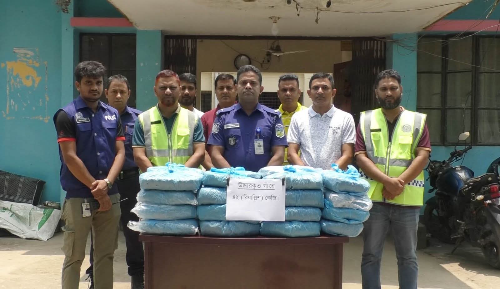 জামালপুরে পুলিশের বড় অভিযান: ৪২ কেজি গাঁজাসহ দুই নারী গ্রেফতার