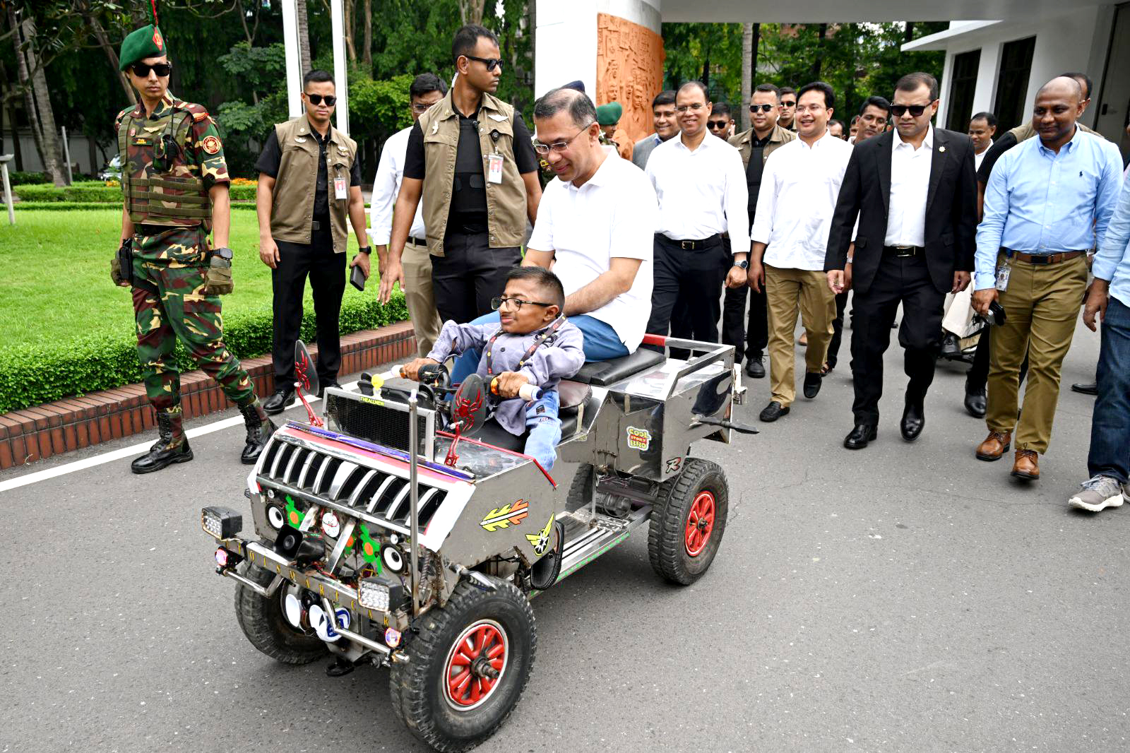 শারীরিক প্রতিবন্ধকতাকে জয় করে উদ্ভাবন ওয়াকিমুলের স্মার্ট কারে চড়লেন প্রধানমন্ত্রী
