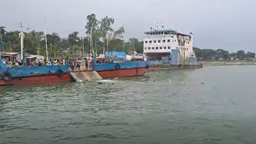 আবারও পদ্মা নদীতে পড়ল যাত্রীবাহী বাস