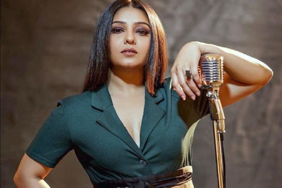 স্টেজে গান গাইতে গাইতে কান্না করে সবার কাছে ক্ষমা চাইলেন সুনিধি।