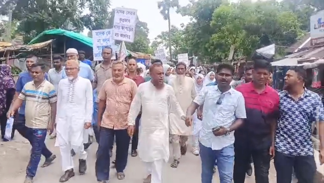 মাগুরায় ছাত্রীকে শ্লীলতাহানির অভিযোগে শিক্ষকের বিরুদ্ধে শিক্ষার্থী-অভিভাবকদের বিক্ষোভ; তদন্তে তিন সদস্যের কমিটি গঠন।
