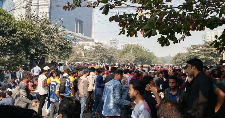 নির্বাচন কমিশন অফিসের সামনে ছাত্রদলের বিক্ষোভ।